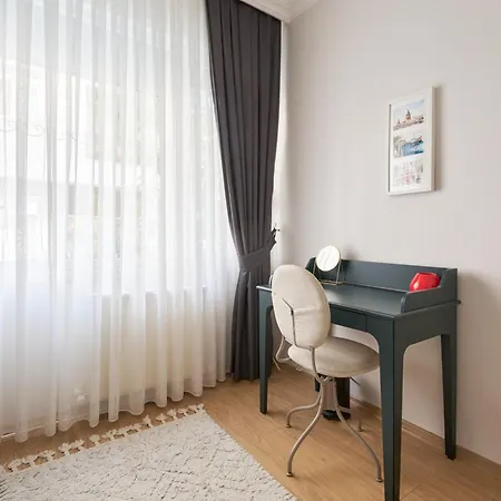 Cozy Oasis In Moda Steps To Seafront Istanboel